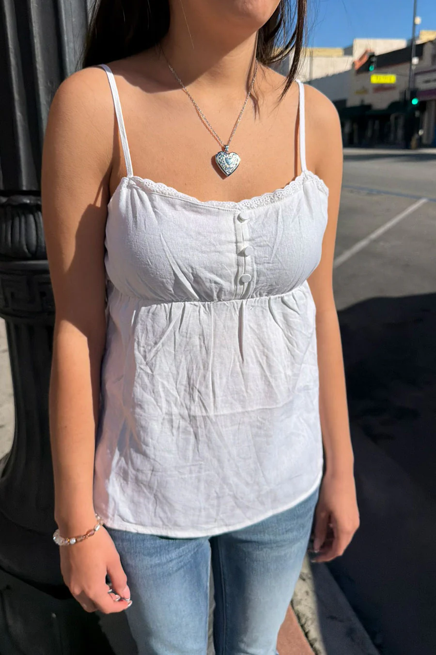 Linen-Blend Ruffled Edge Button-Decorated Cami Flowy Top - Image 4