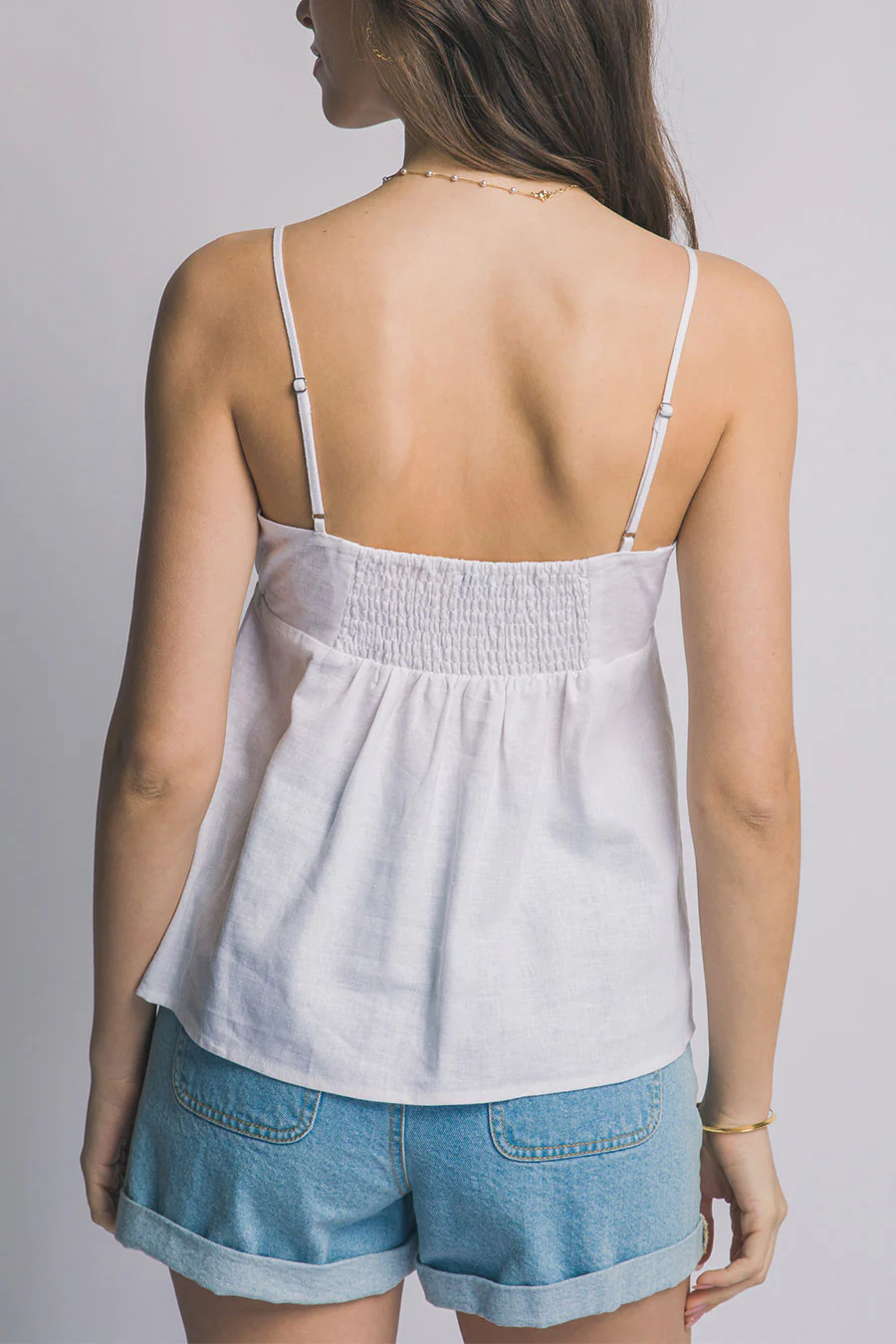 Linen-Blend Ruffled Edge Button-Decorated Cami Flowy Top - Image 7