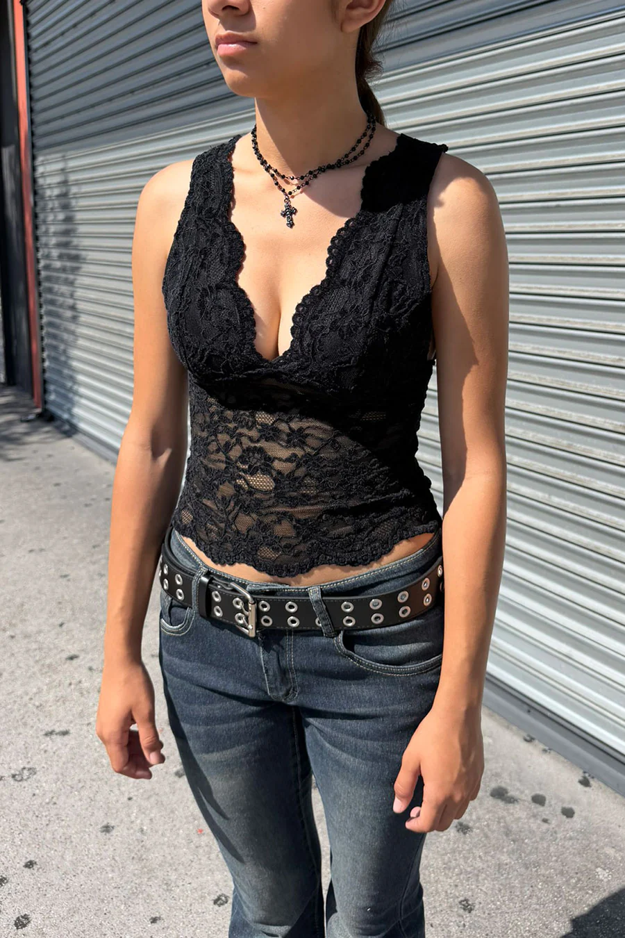 Scallop Edged Floral Lace V-Neck Sleeveless Top - Image 3