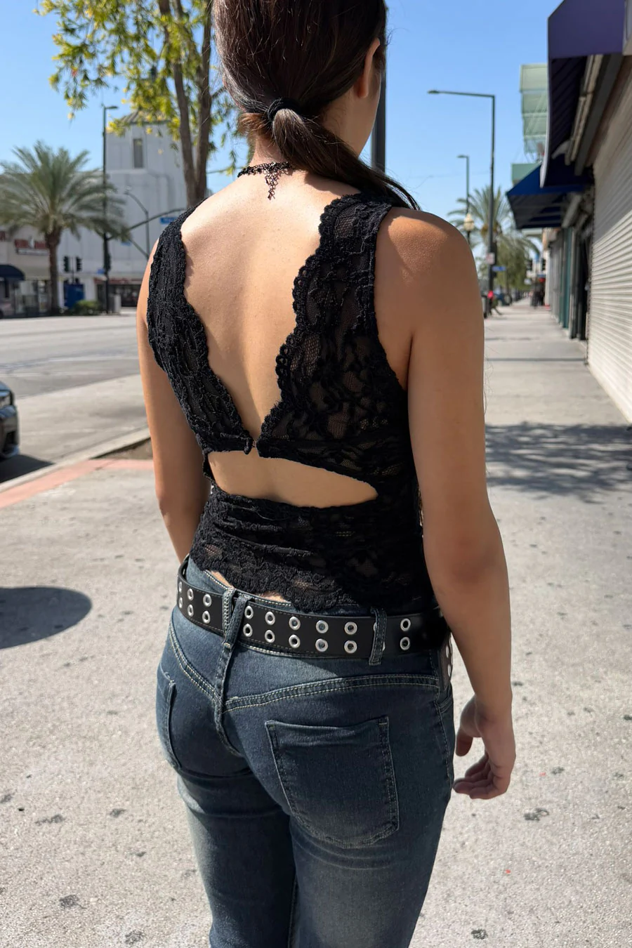 Scallop Edged Floral Lace V-Neck Sleeveless Top - Image 4